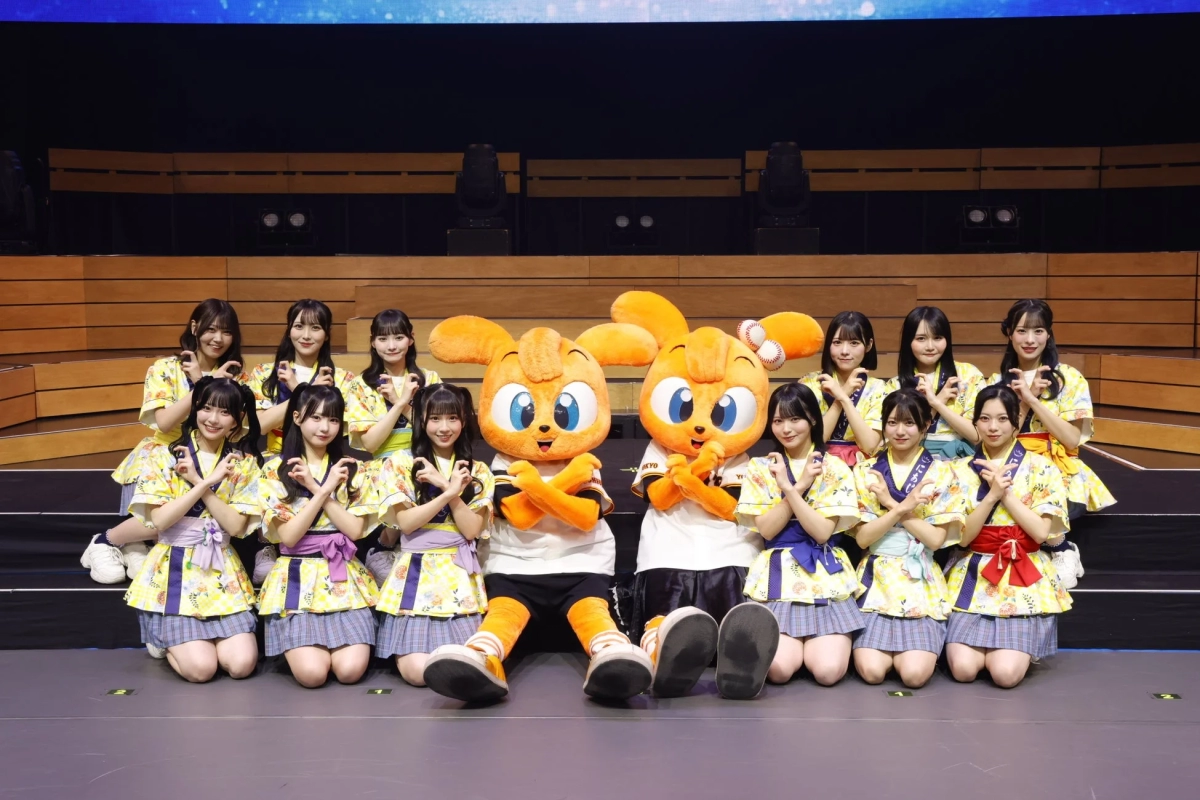 ≒JOY members with Kids Giabbit on stage