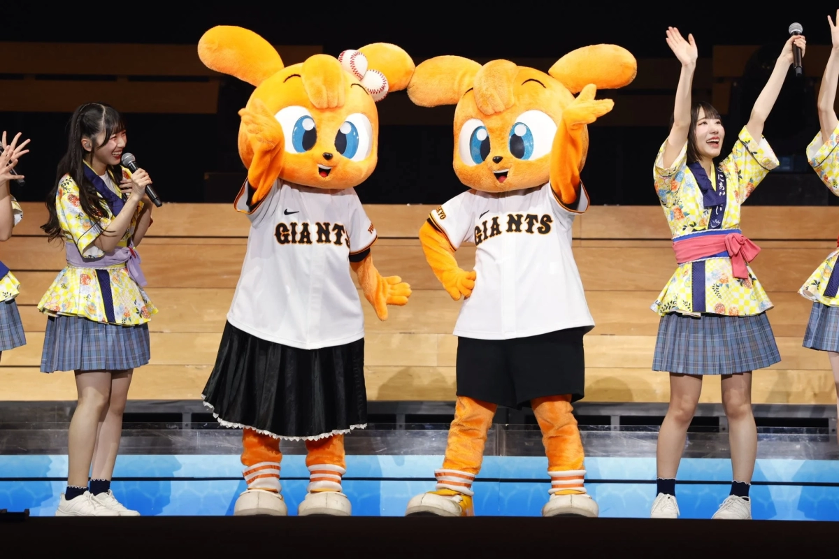≒JOY members posing with Yomiuri Giants mascot on stage