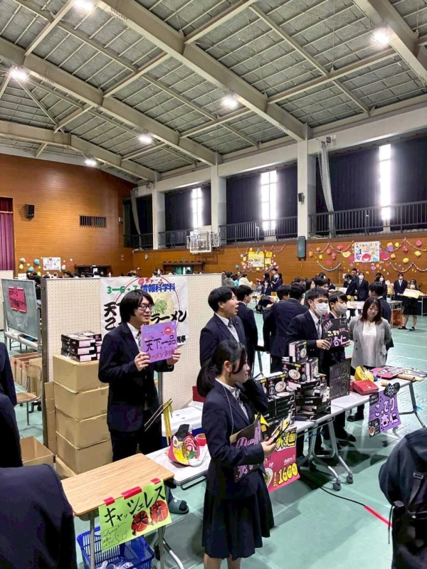 Students selling ramen at a school festival