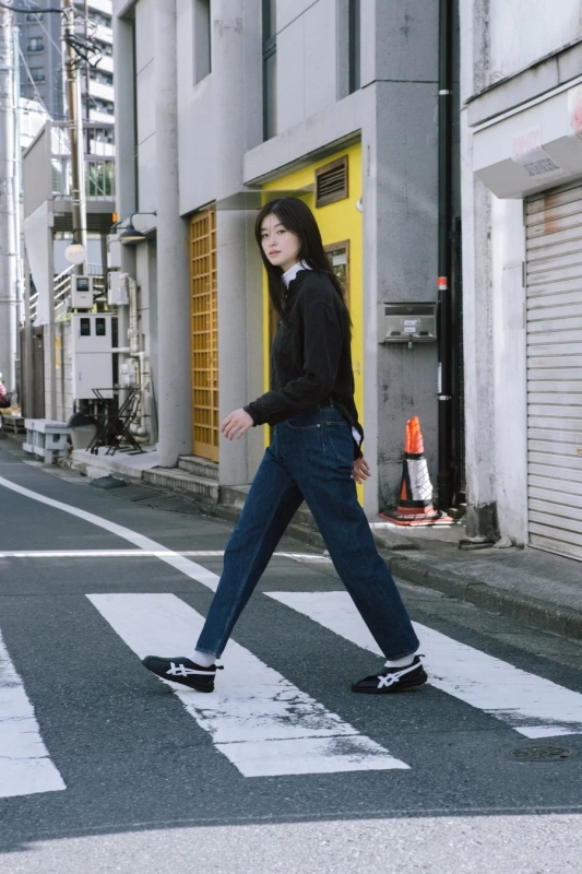 Woman walking in LIFEWALKER LE