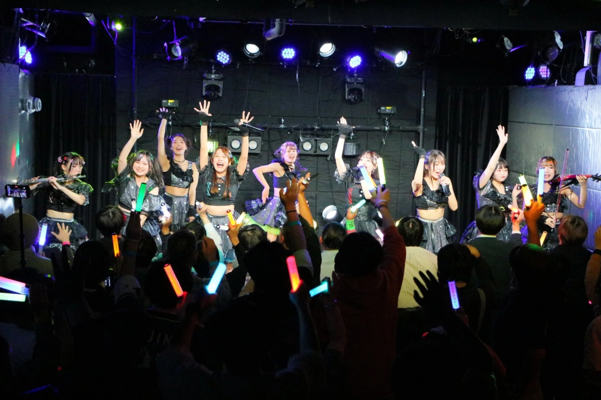 Idol Orchestra i-Okey performs on stage with instruments and dynamic lighting