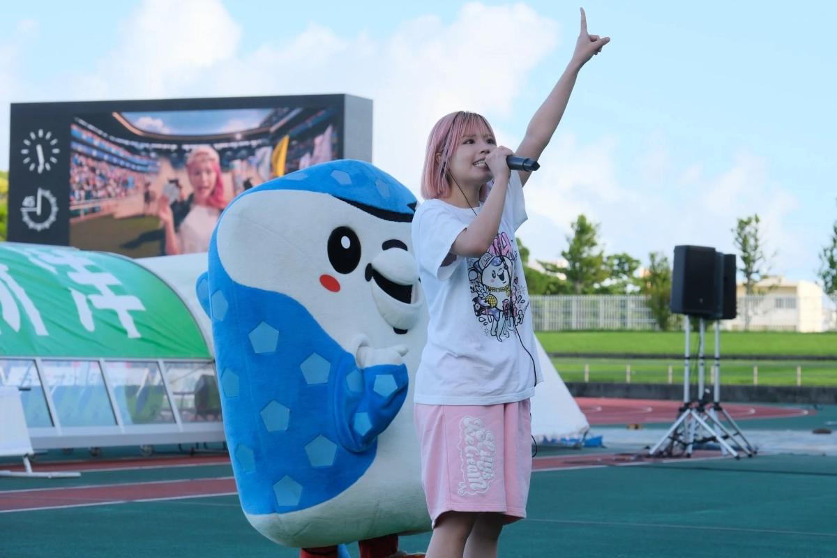 Chiruchiru Nyonyonyo performing "UNKO" song