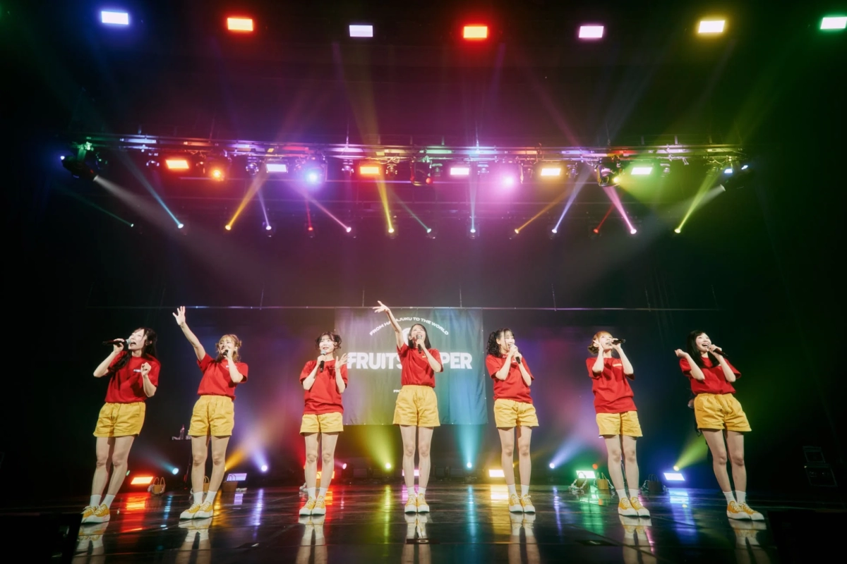 FRUITS ZIPPER members in Crayon Shin-chan-themed outfits on stage