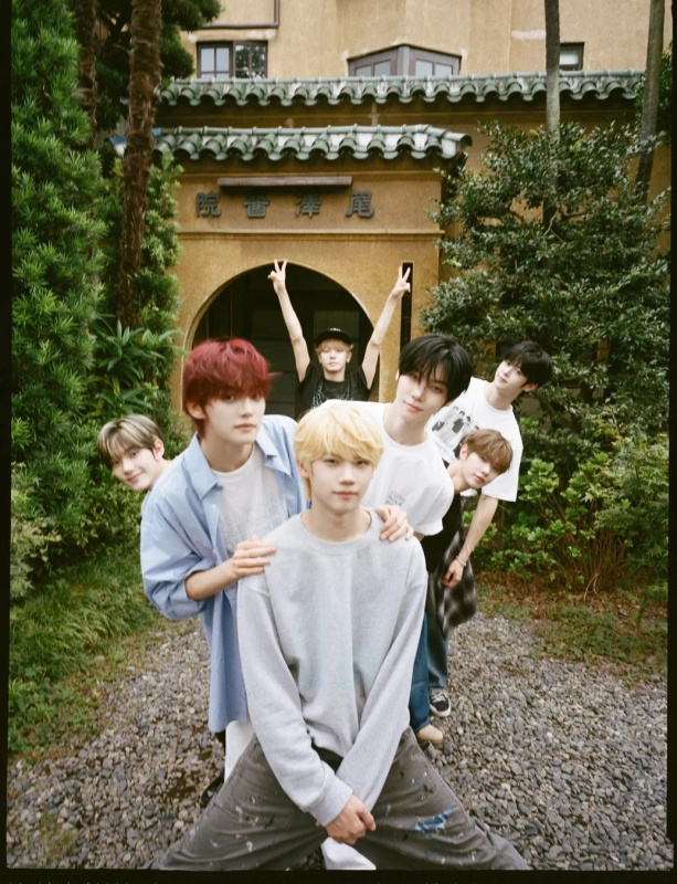 CLOSE YOUR EYES Group Image