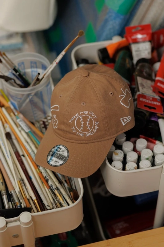 Customized cap with paint and brushes