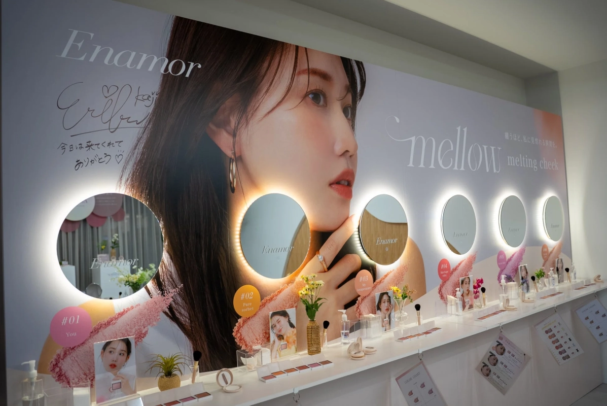 Enamor display with Kaji Eriko