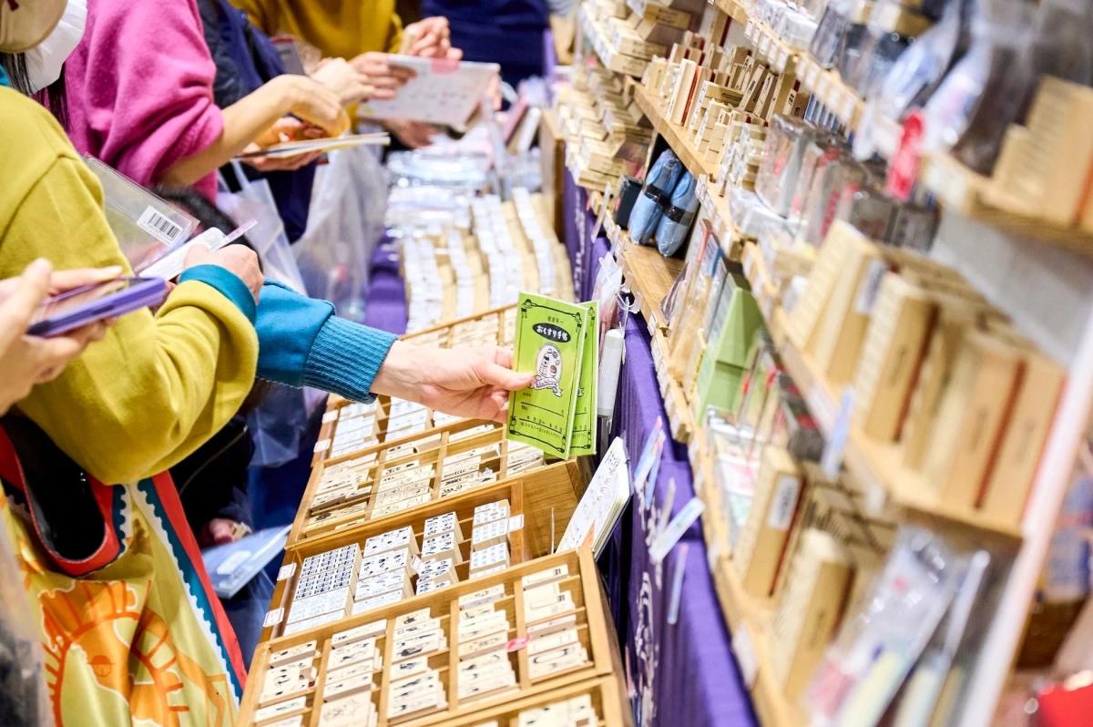 People browsing stationery