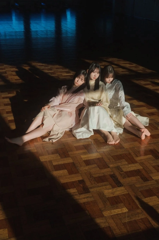 Hinatazaka46's Sukkkomusubi trio in a serene setting