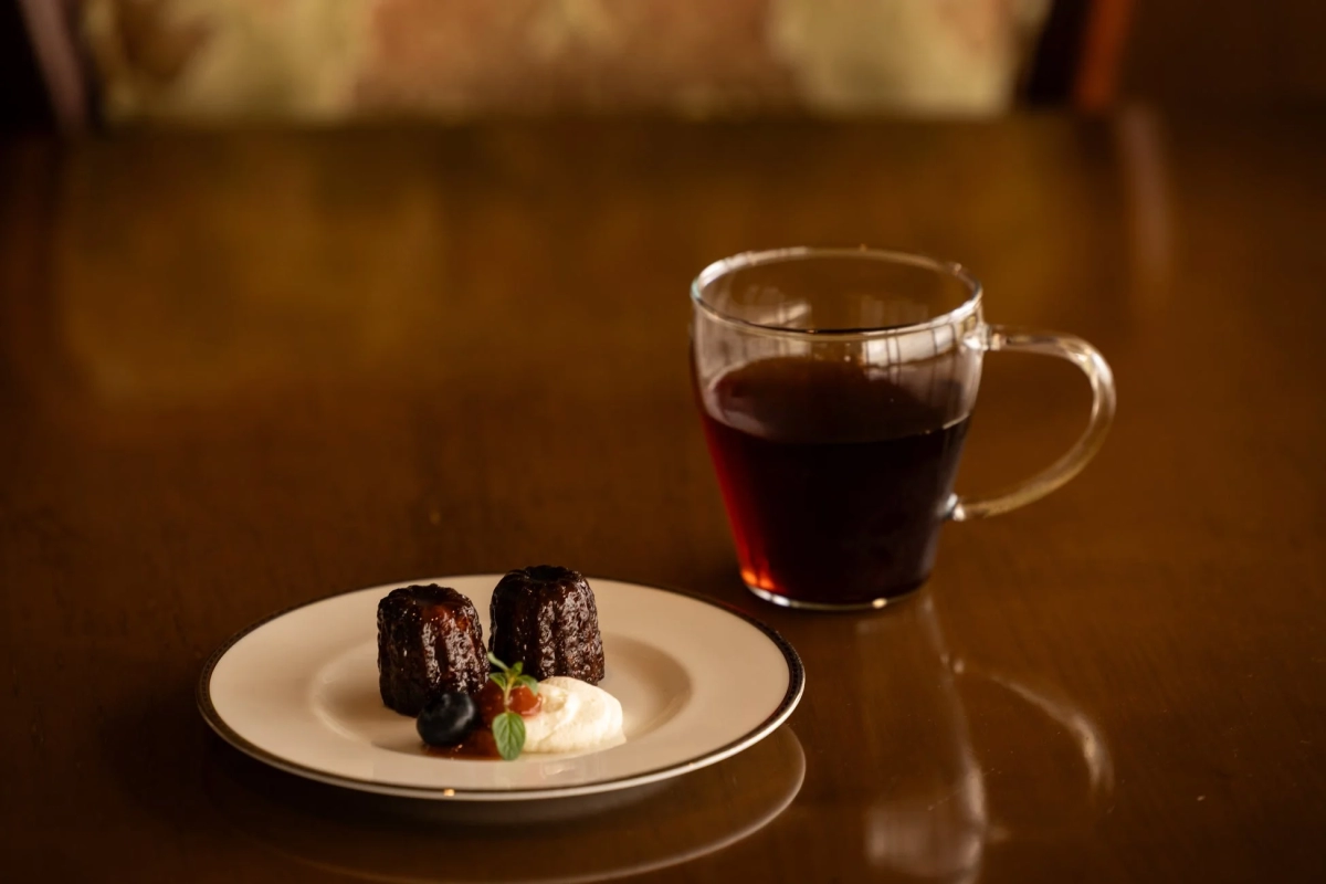 Canelés and a drink