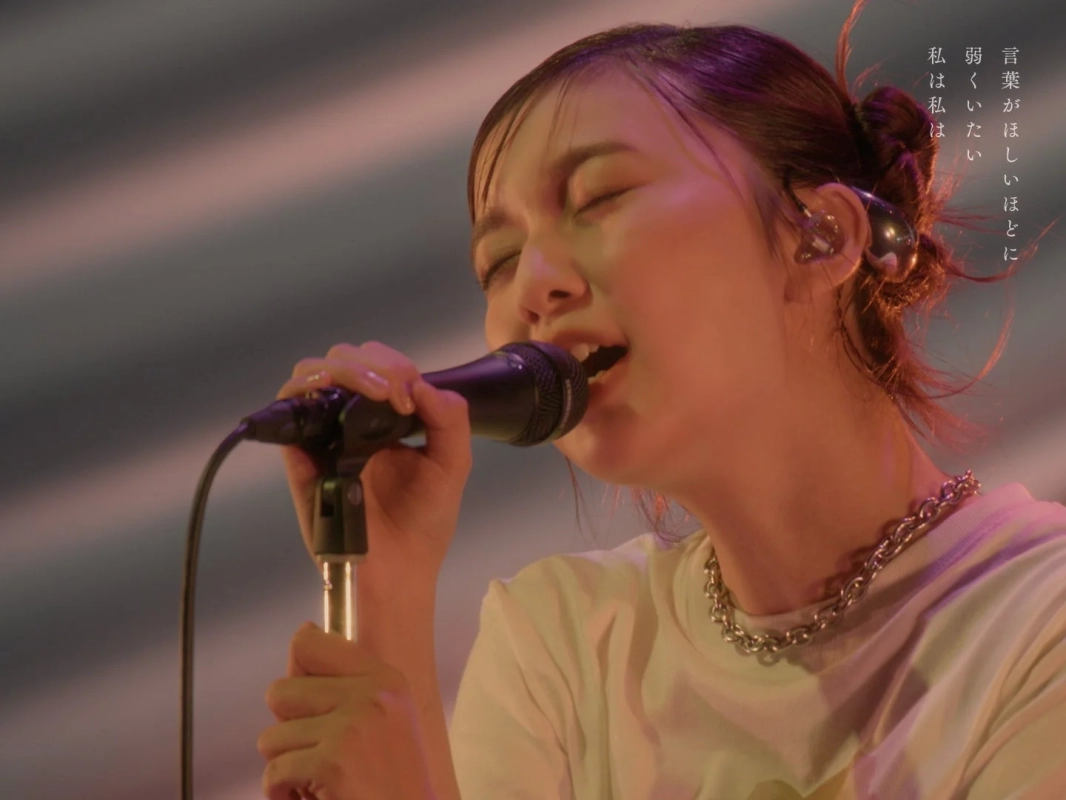 adieu singing close-up