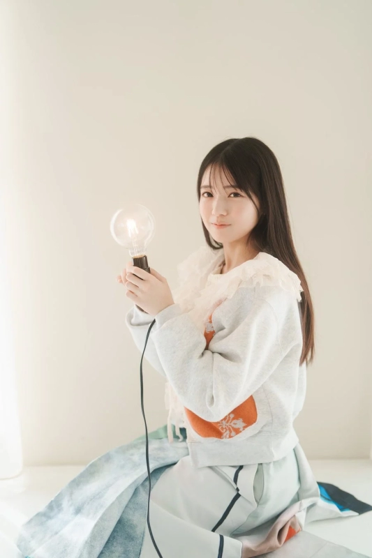 Nogizaka46's Setoguchi Kokoro with a lightbulb