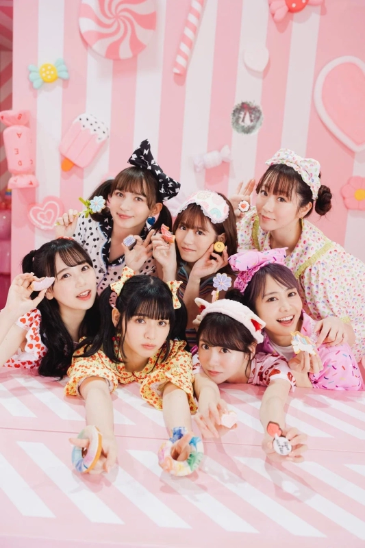 アイドル,女性グループ,可愛い,ポップ,パジャマ,キャンディ,ピンク,カラフル,笑顔,ガーリー
