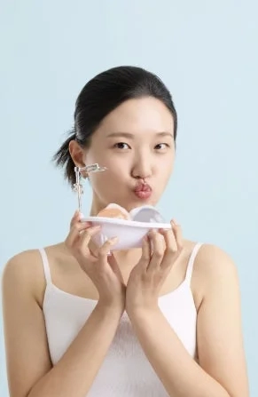 Woman with mini tub, representing jelly ball cleanser