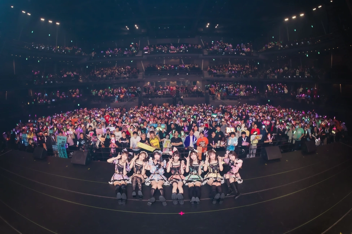 fav me group on stage with audience