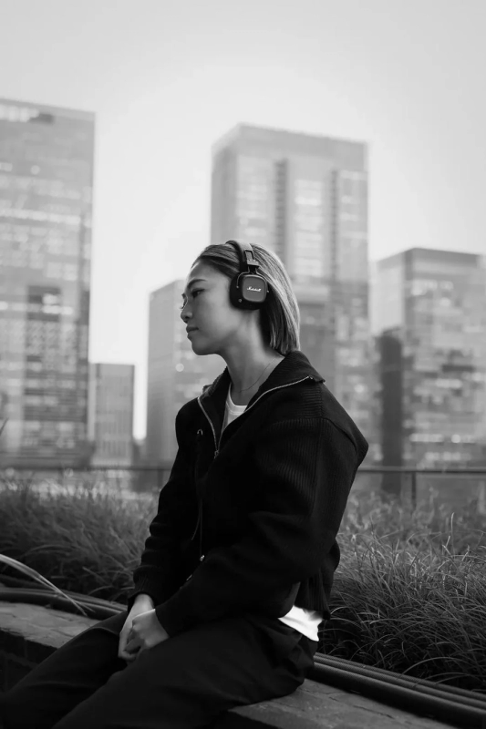 YUI, a creator with Marshall headphones