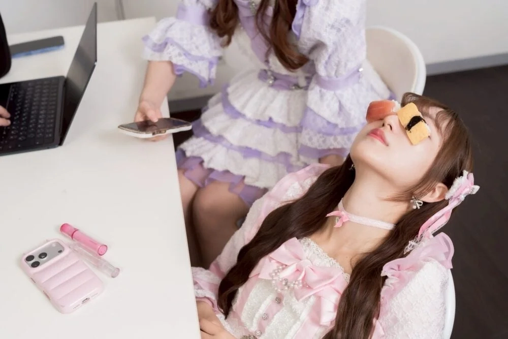 An idol using sushi as an eye mask