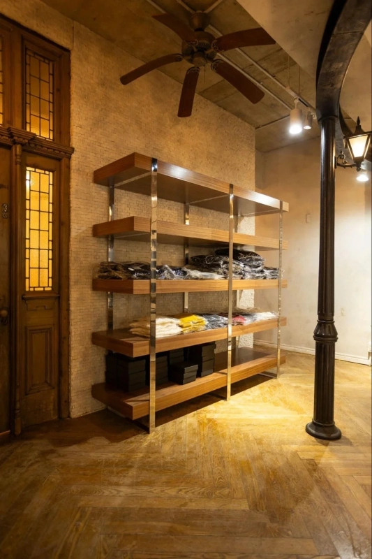 木製棚とシーリングファン