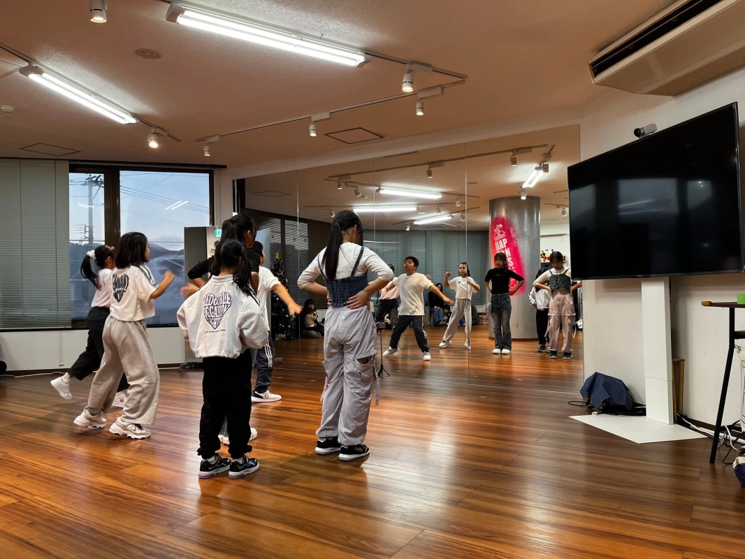 LumilU members during dance practice