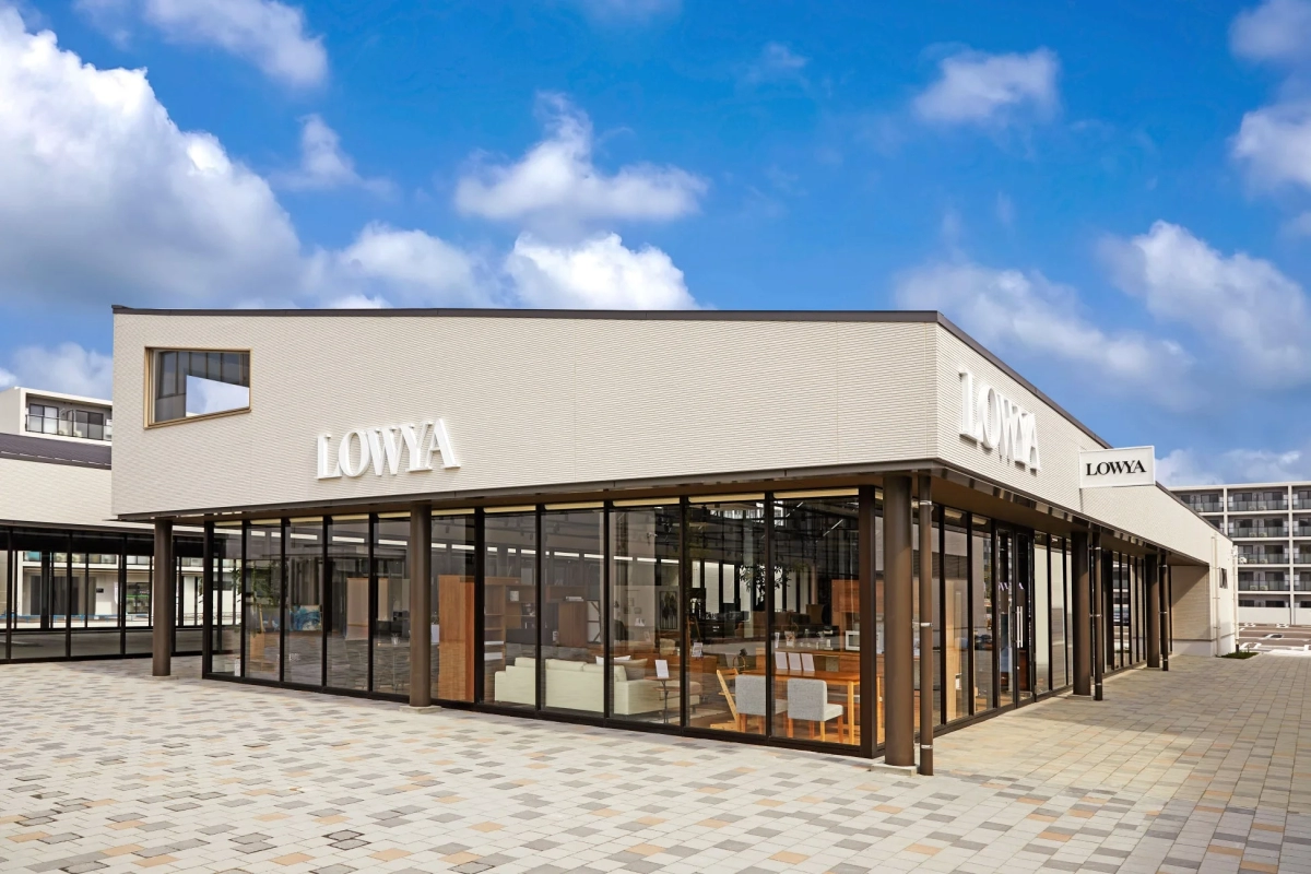 LOWYA Store Exterior
