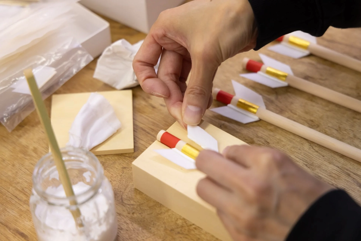 Assembling arrow fletching