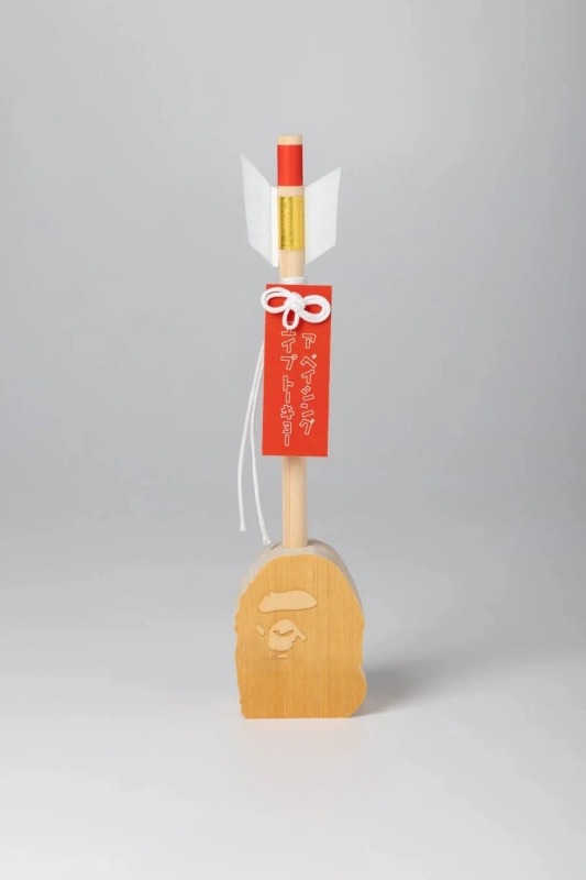 Single Hamaya with BAPE logo on base