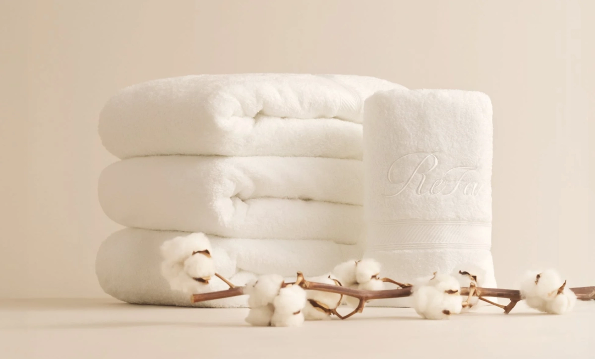 ReFa logo embroidered towels with cotton branch