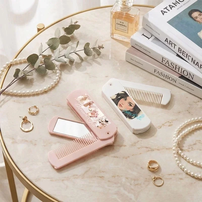 Detailed view of the comb and mirror