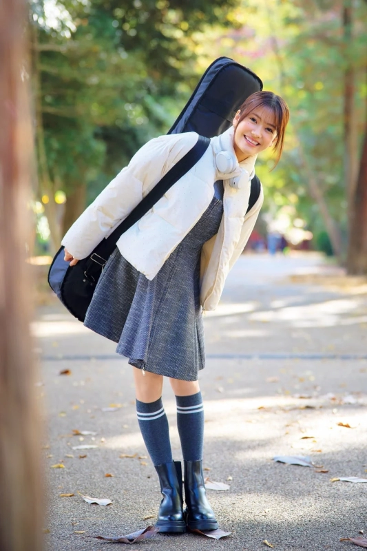 Okuda Iroha with a guitar case