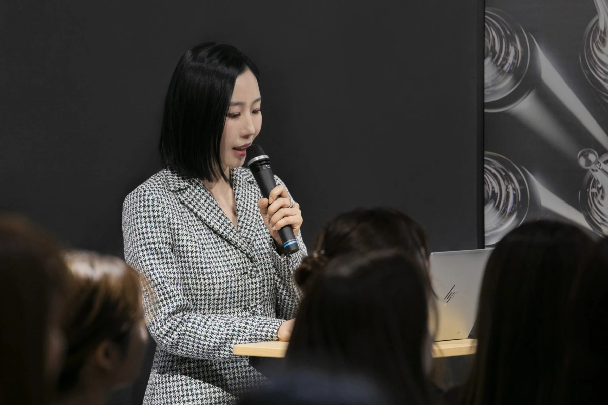 Dr. Suh Hee Won speaking at the event