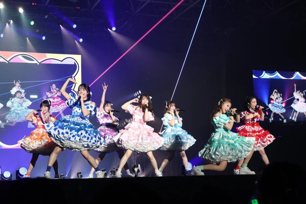 CUTIE STREET performing with colorful dot-patterned dresses