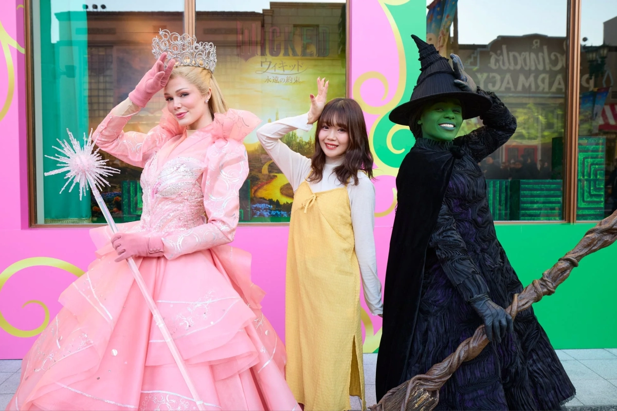 Elphaba and Glinda greeting guests