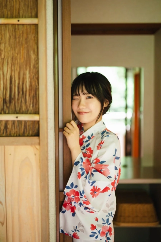 Sakura Sakakura in a yukata, winking playfully