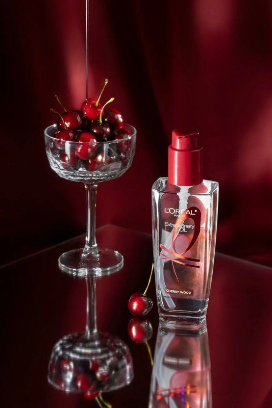 L'Oréal Paris Extraordinary Oil Cherry Wood with dripping liquid
