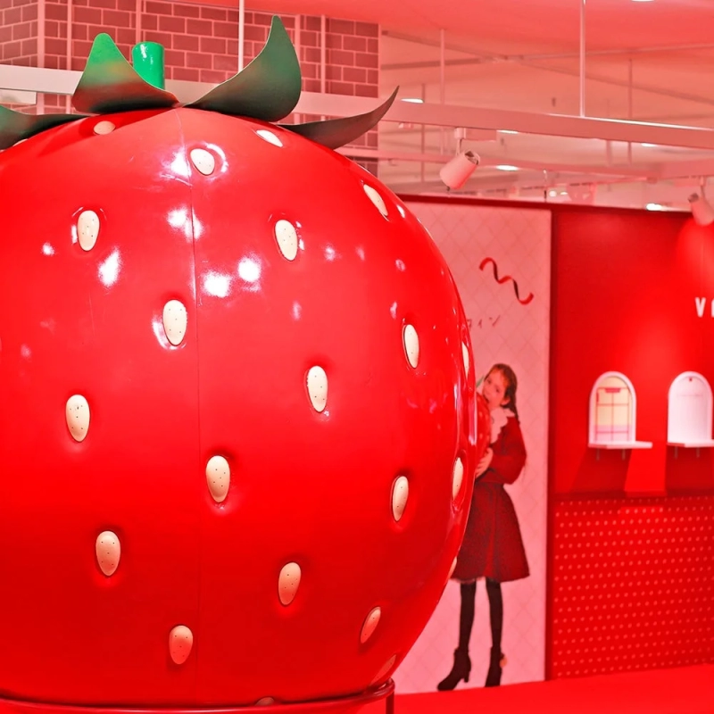 Giant strawberry photo spot