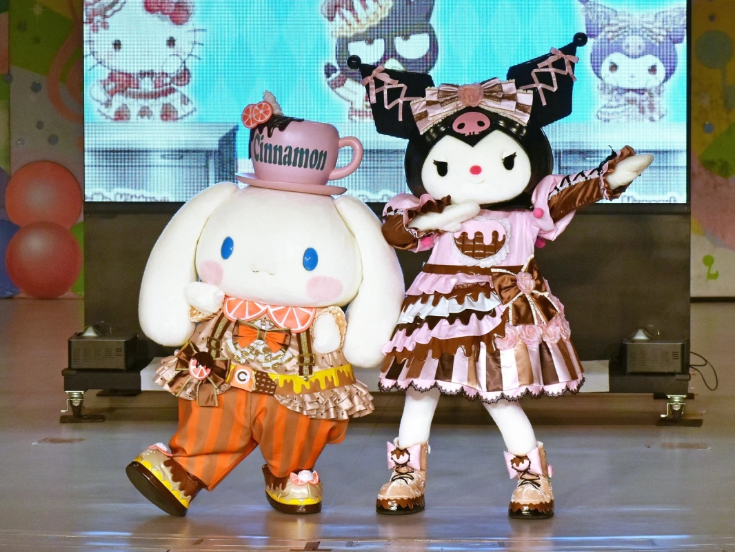 Cinnamoroll and Kuromi on stage in dessert-themed costumes