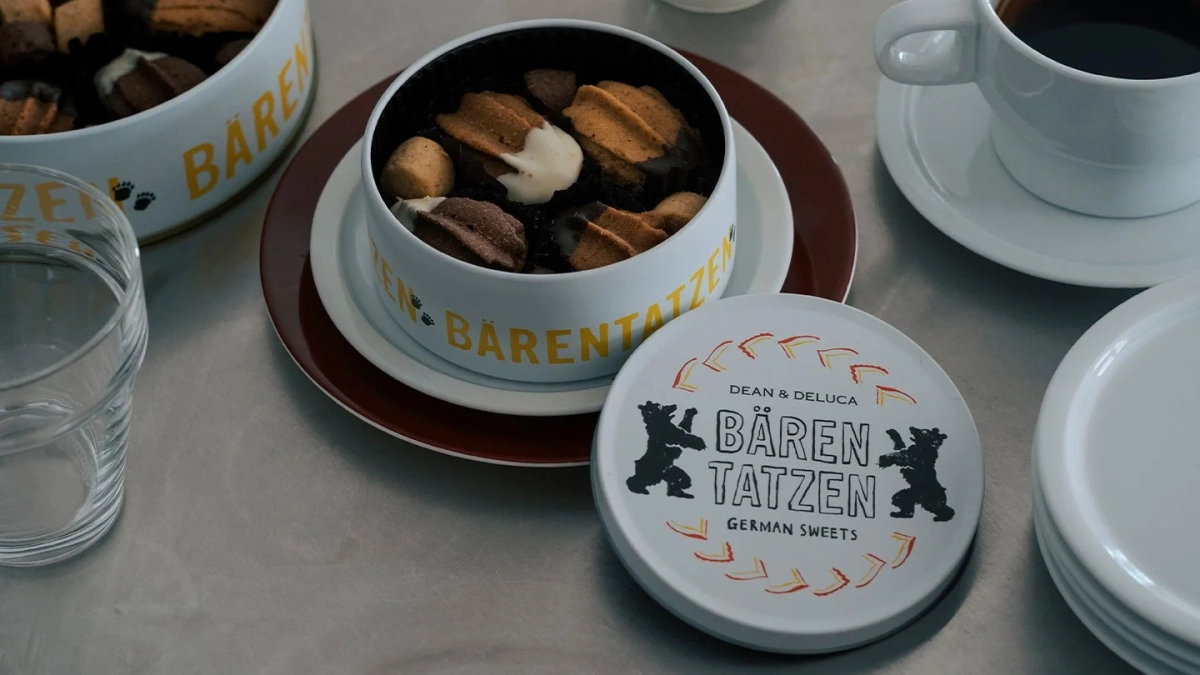DEAN & DELUCA's Bärenpratzen tin with coffee cups on a table