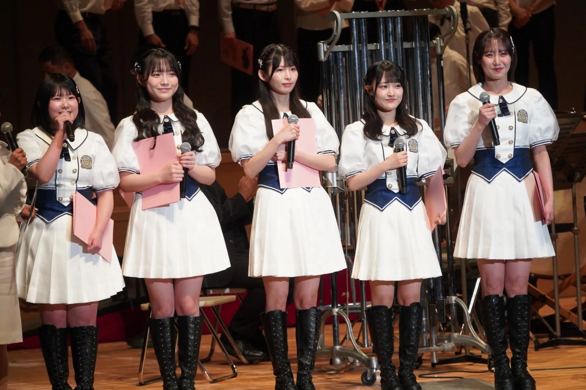 STU48 members on stage