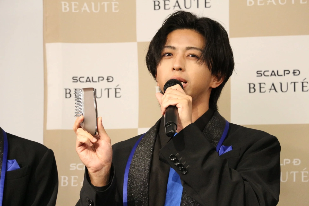 Hashizume demonstrating Scalp D Beaute Scalp Electric Brush