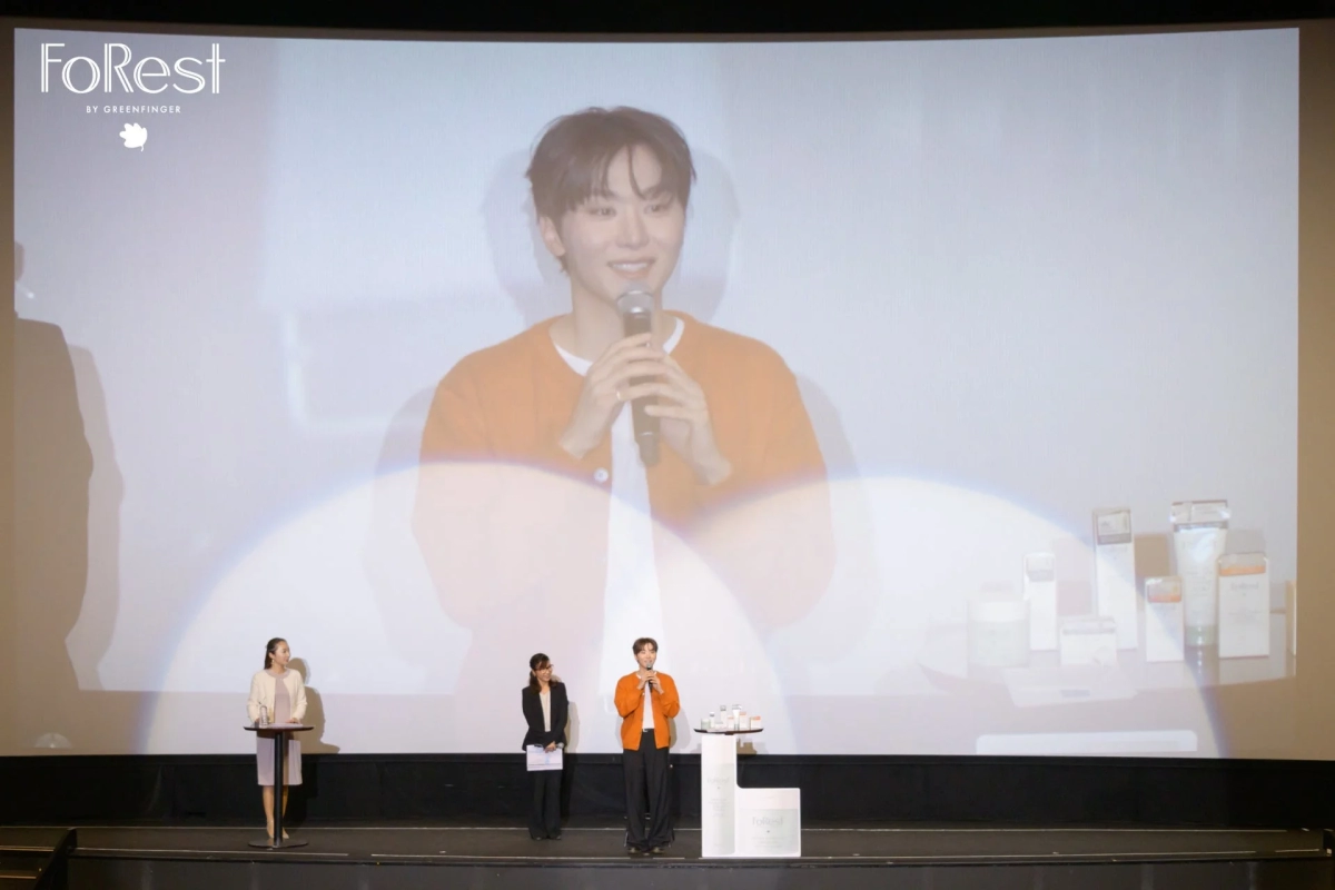 SEUNGKWAN on stage with female hosts, discussing beauty