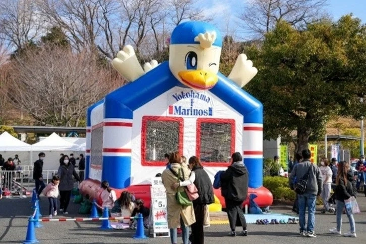 Children playing in Marinosuke air dome