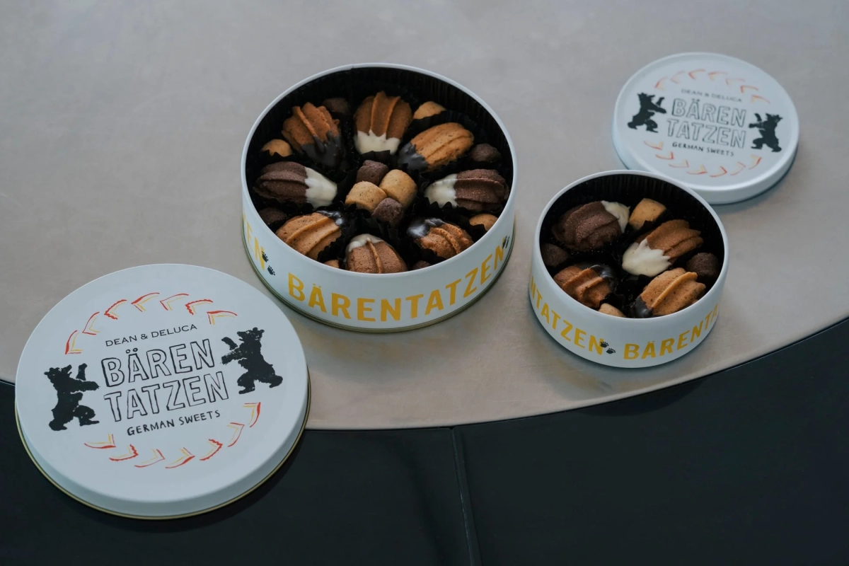 Bärenpratzen gift tins in two sizes, filled with cookies