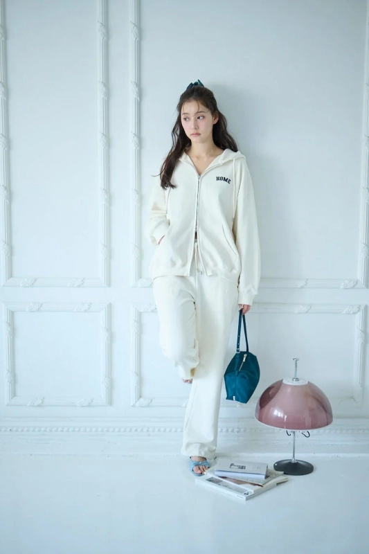 Model in sweat setup