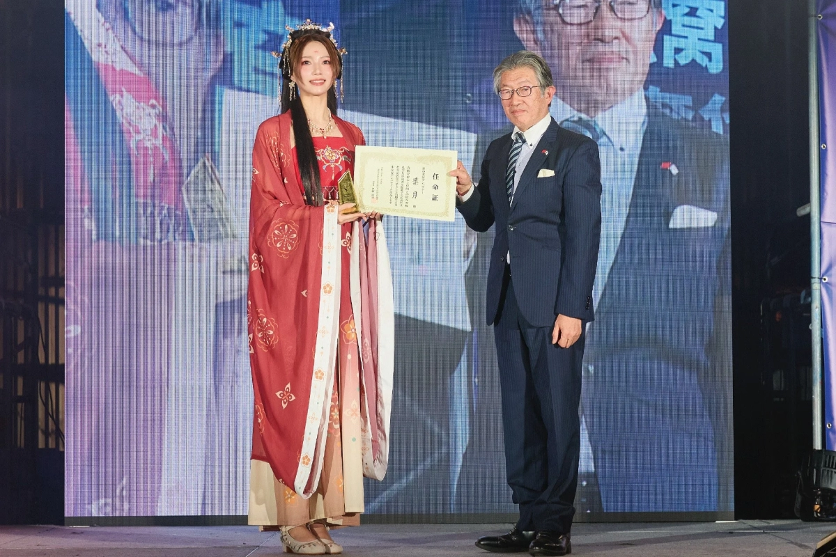 Hazuki Nishijima receiving an award in traditional attire