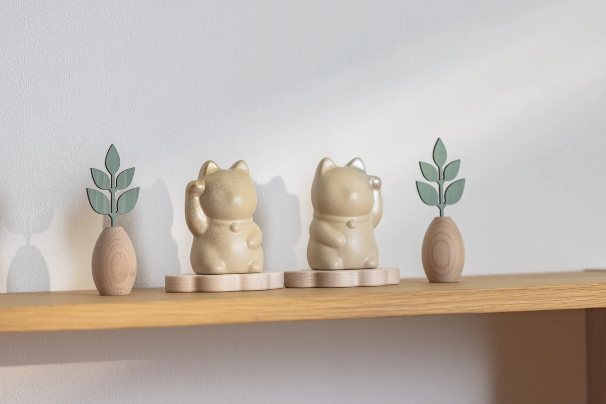 Maneki Neko URUSHI 漆 on a wooden shelf