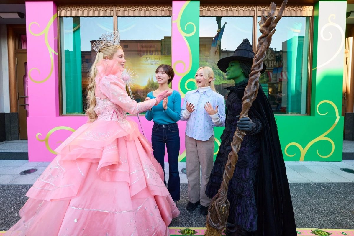 Elphaba and Glinda interacting with guests