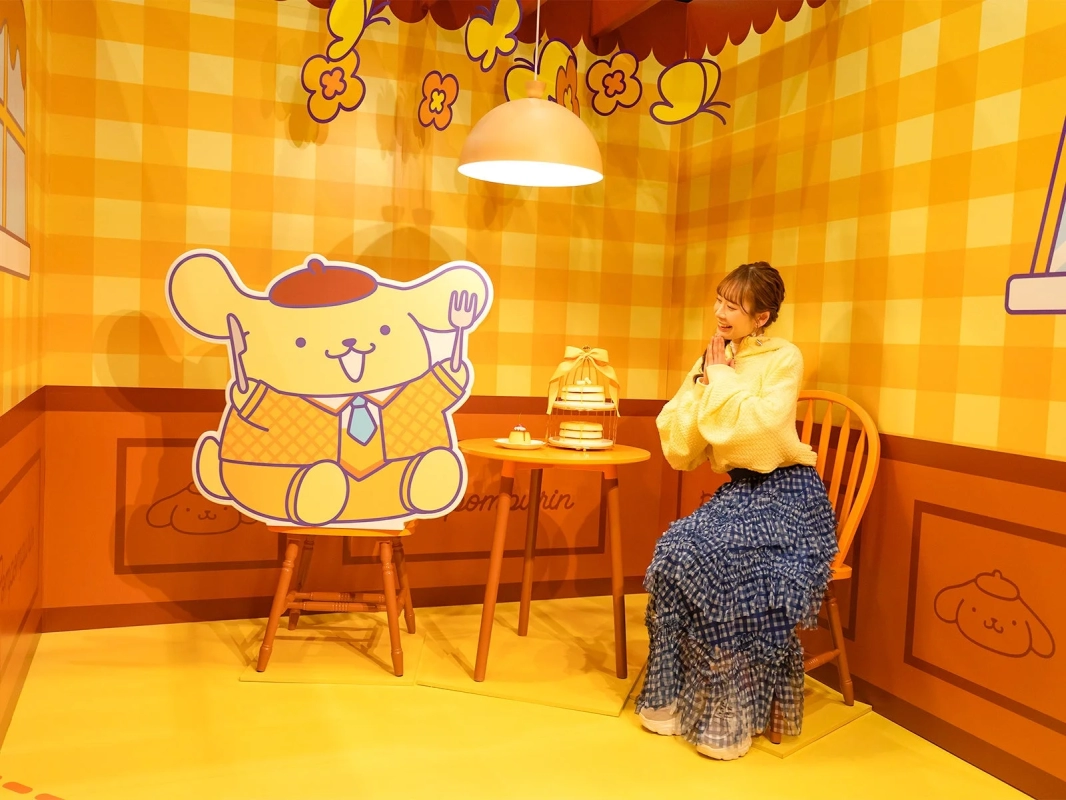 Guest enjoying a Pompompurin-themed room