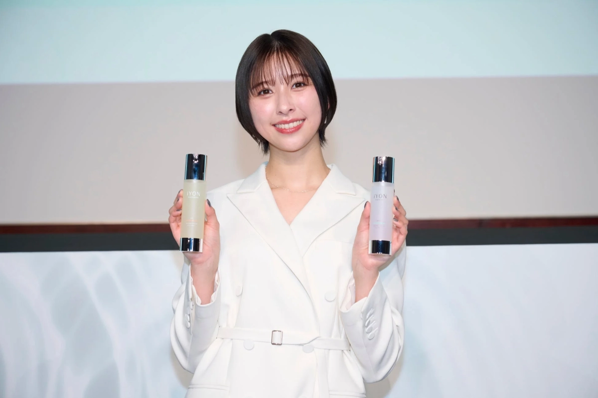 Shiori Tamai presenting iYON products