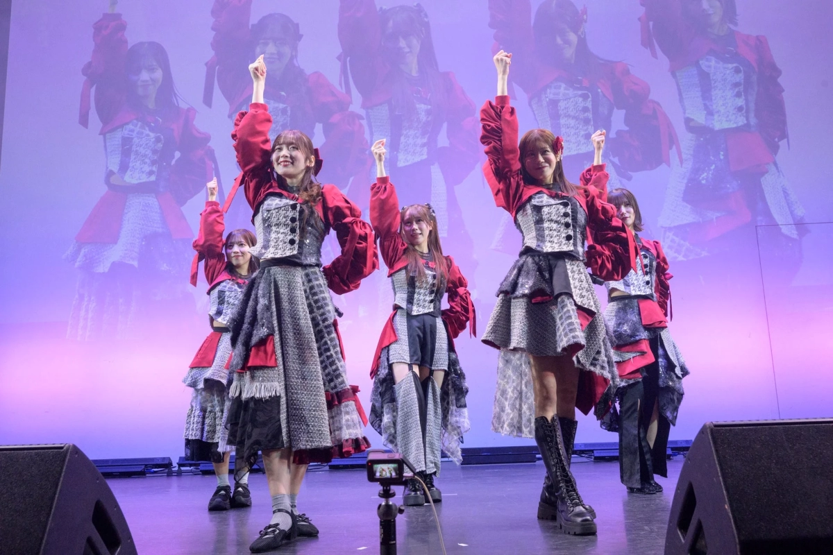 Idols with raised fists