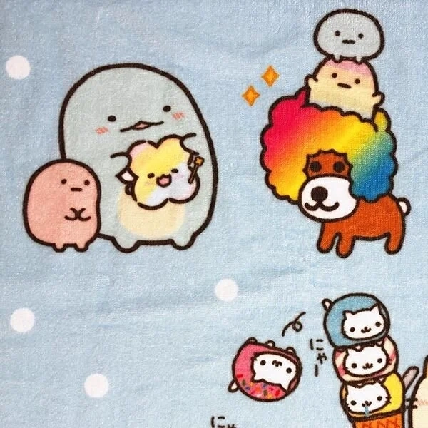 Sumikkogurashi and other characters on a blue towel
