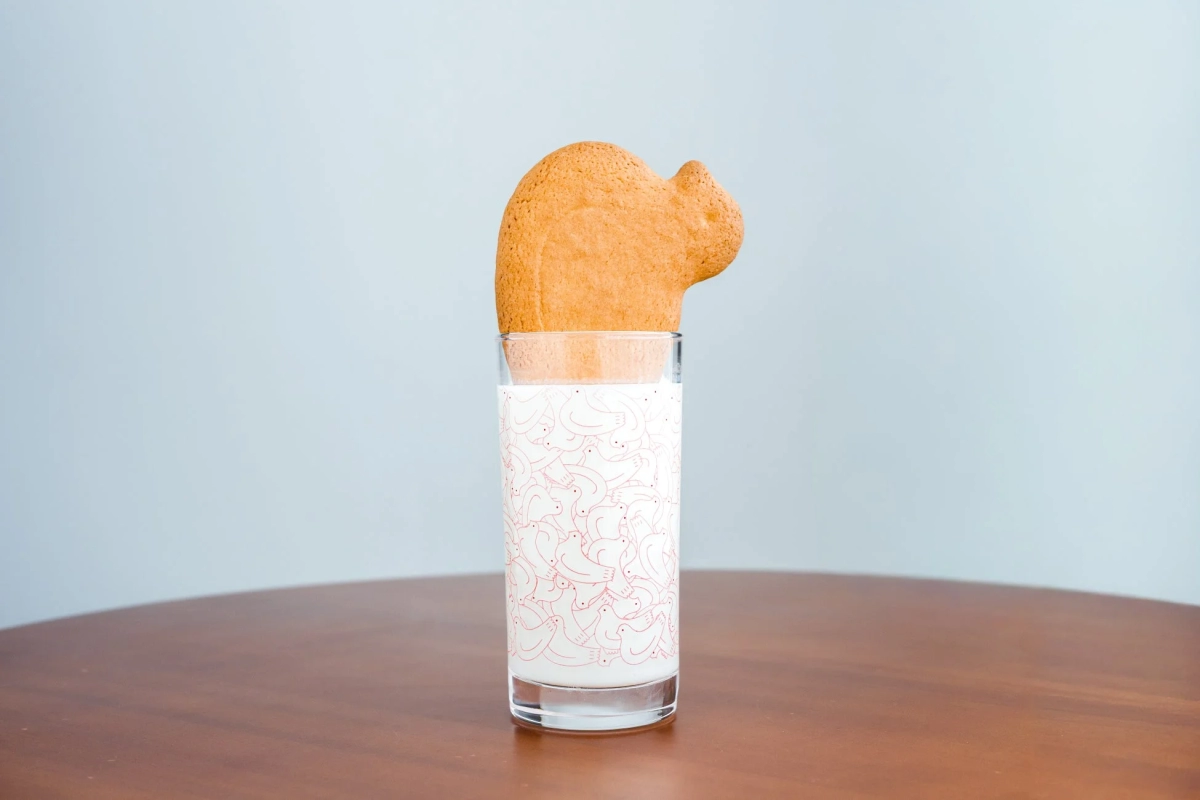 Fushigi Glass with a cookie